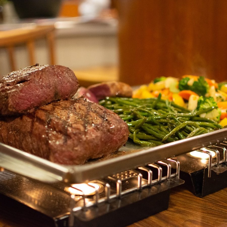 Entrecôte de boeuf grillée du Petit Boeuf, frites maison et salade