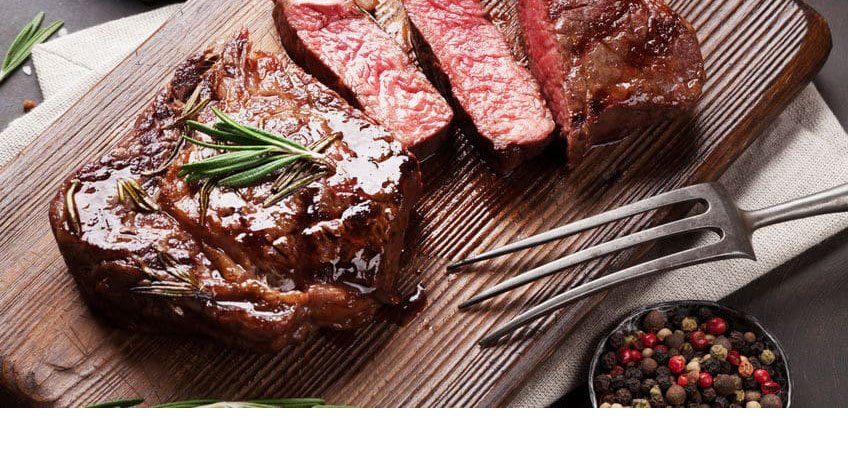 Viande rouge grillée du Petit Boeuf, dressée à l'assiette