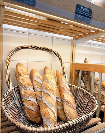 Baguettes fraîches dans leur panier