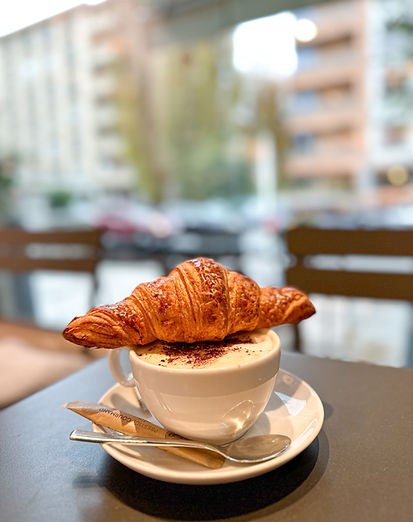 Croissant pur beurre et café