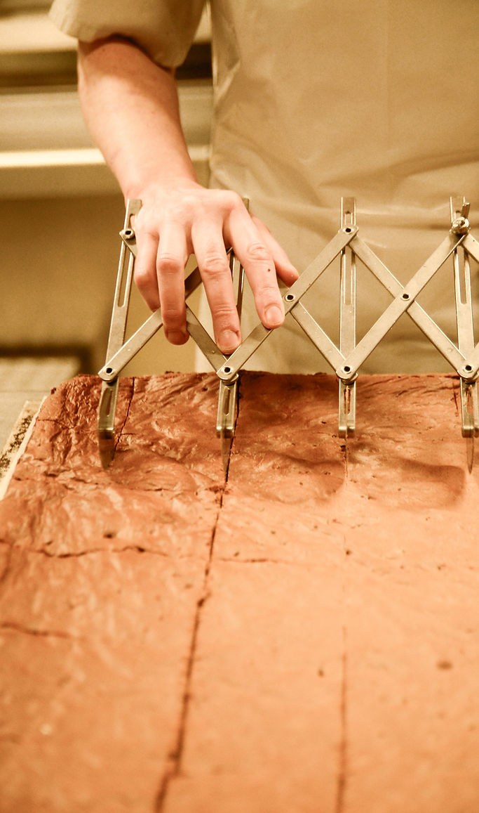 Le geste artisanal du boulanger sur la pâte