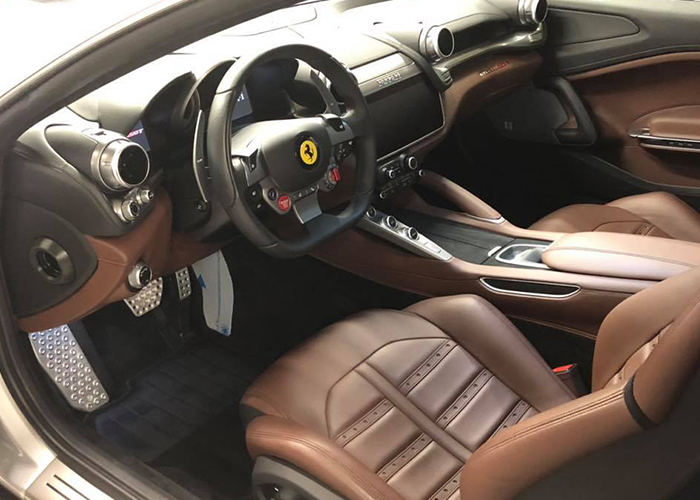 Intérieur cuir detaillé