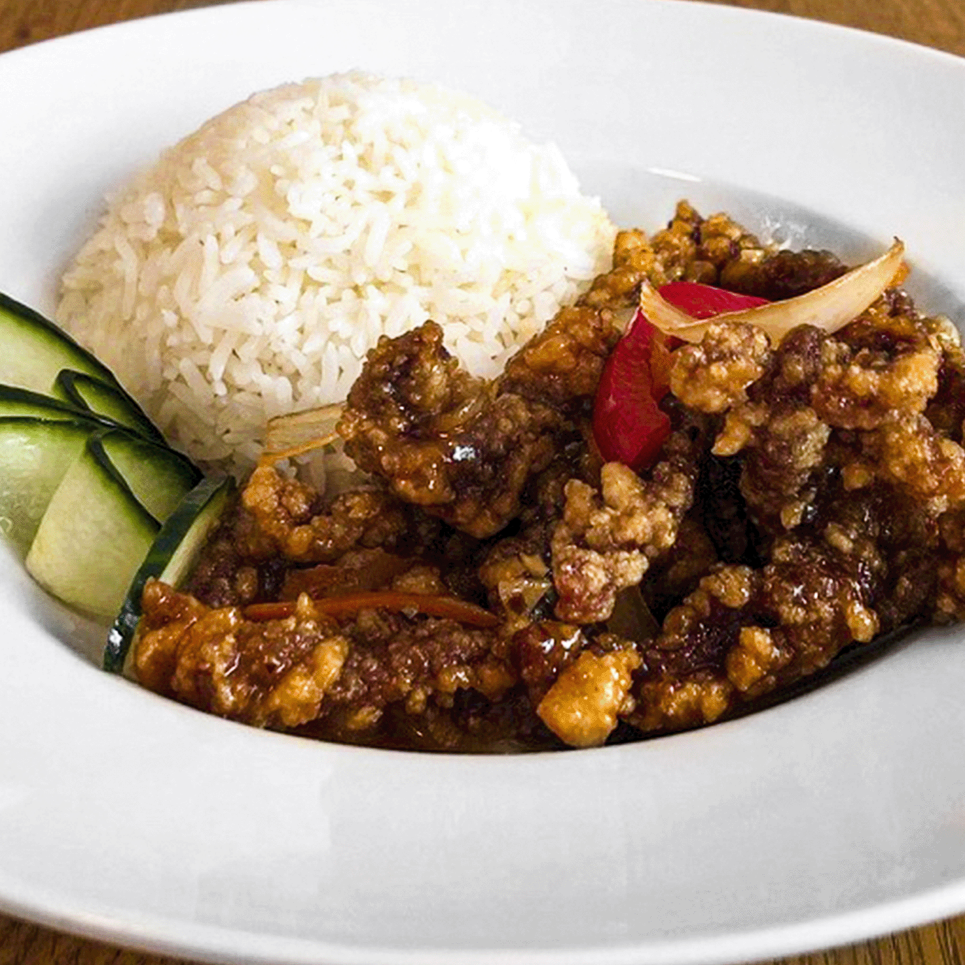 Assiette de riz avec ragoût de bœuf très piquant, chez Wawa's Asian Kitchen