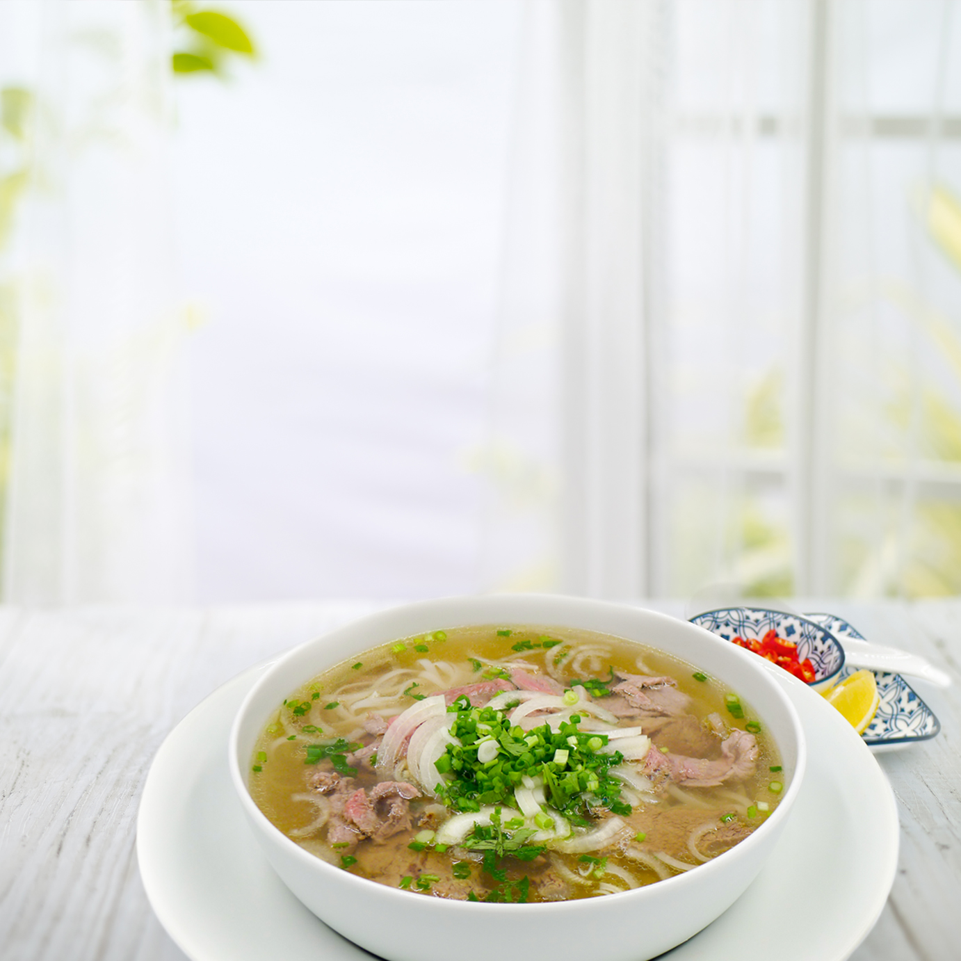 Soupe Phở au bœuf, nouilles de riz, herbes fraîches et citron, chez Wawa's à Lausanne