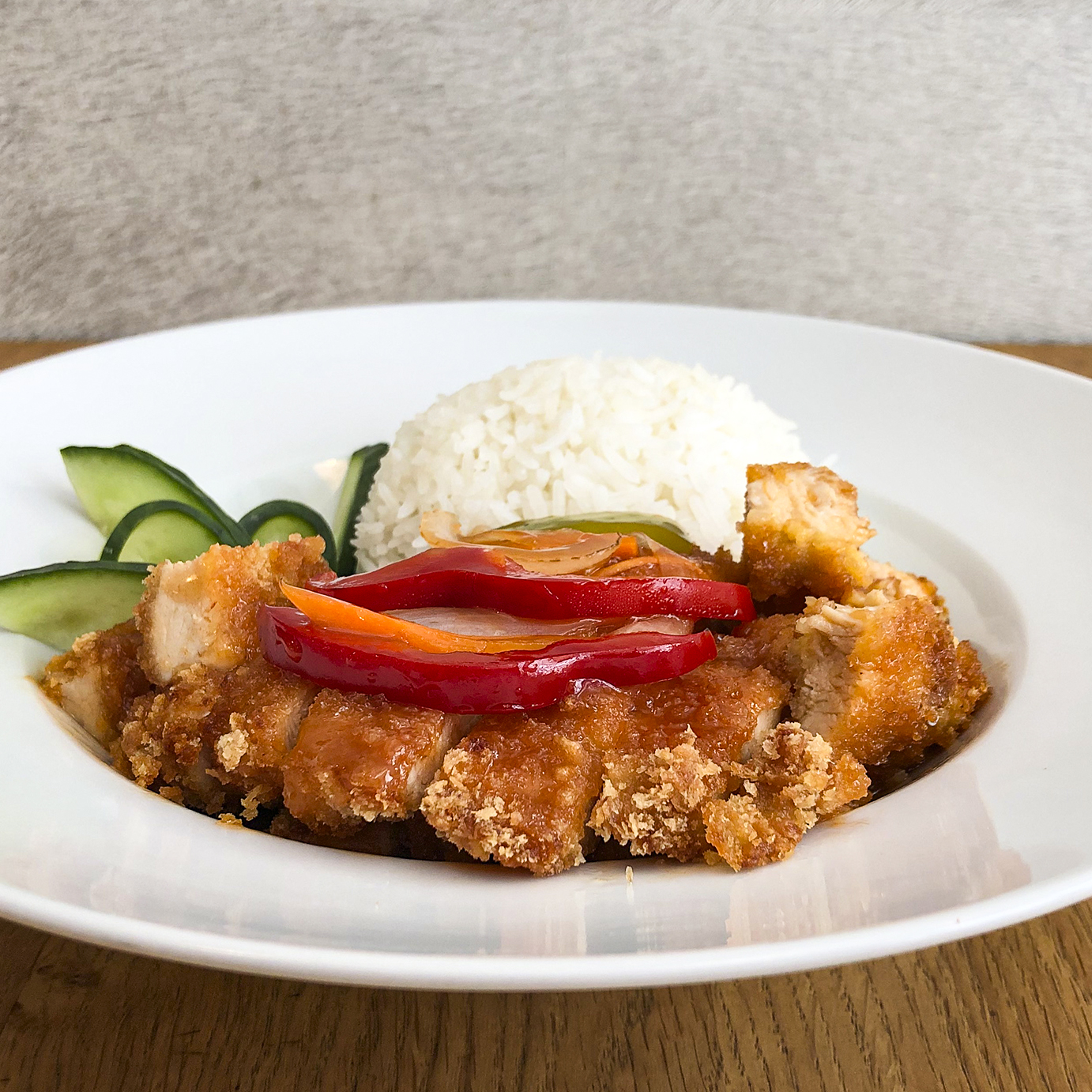 Poulet frit croustillant sauce aigre-doux, riz et légumes, chez Wawa's à Lausanne