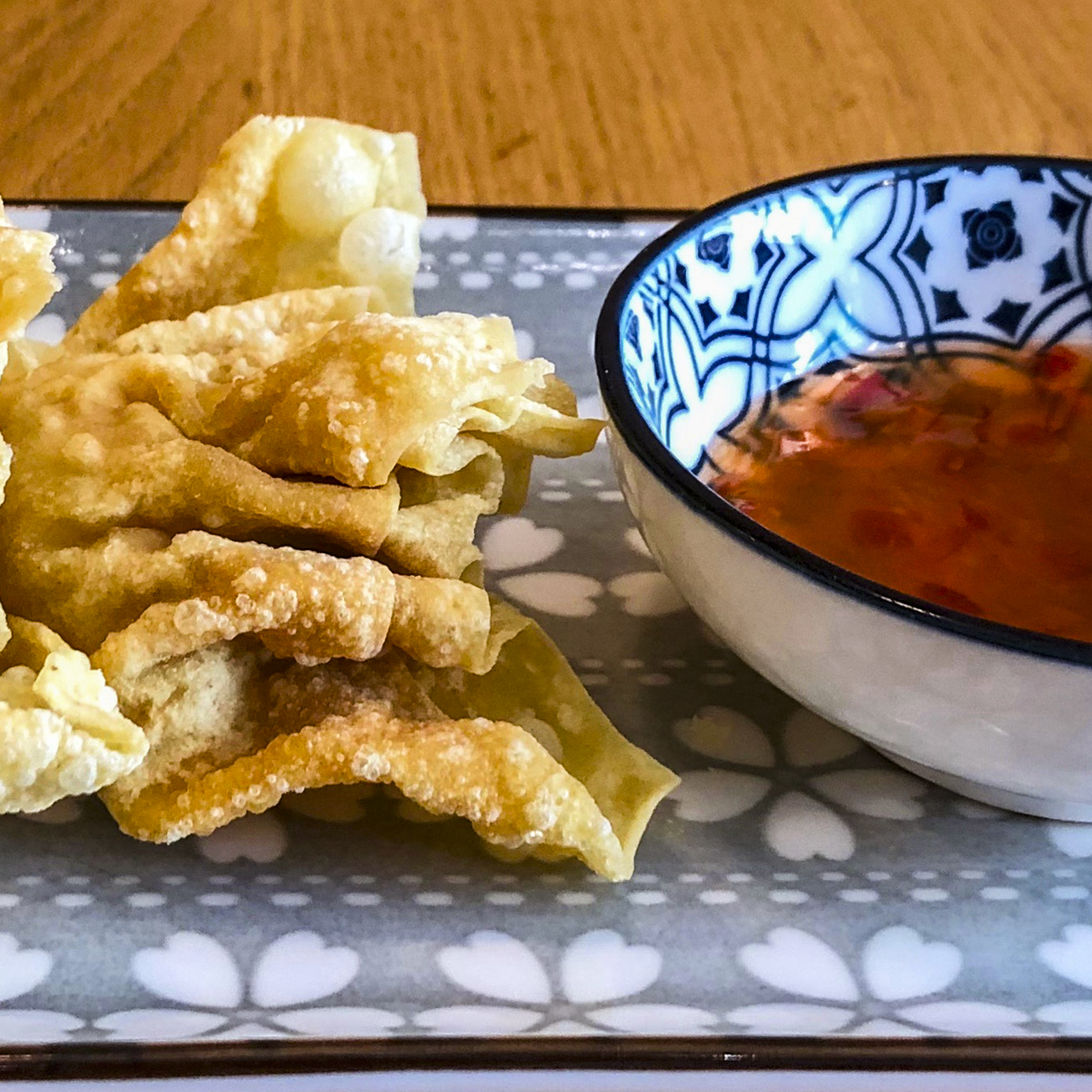 Raviolis frits aux crevettes et sauce aigre-doux, chez Wawa's à Lausanne