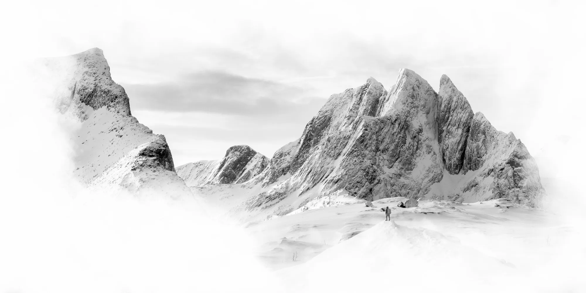 Des aiguilles rocheuses émergent de la brume