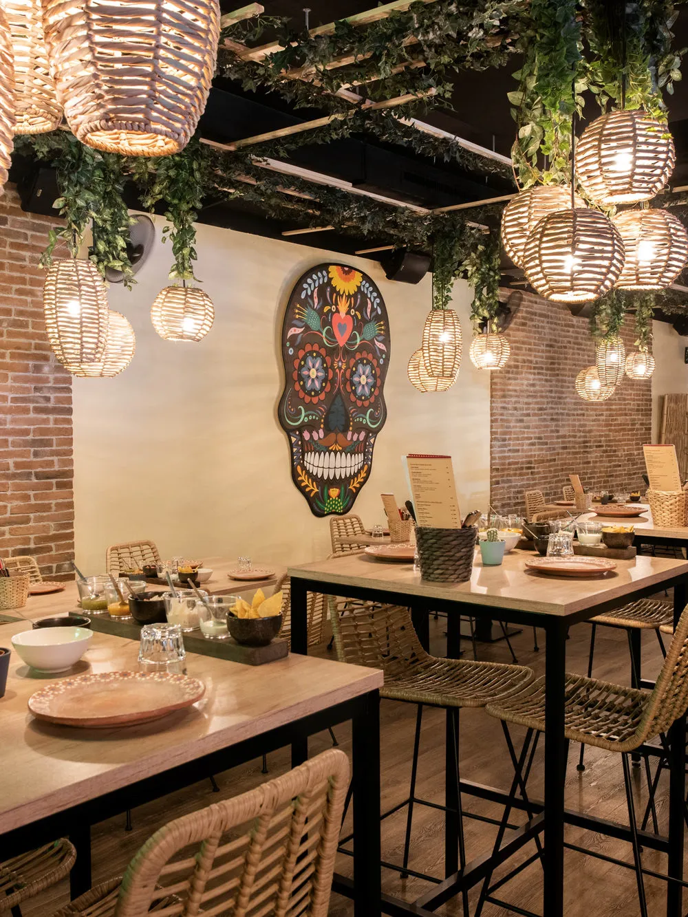 La salle de Mexicana Grill et sa fresque de tête de mort mexicaine