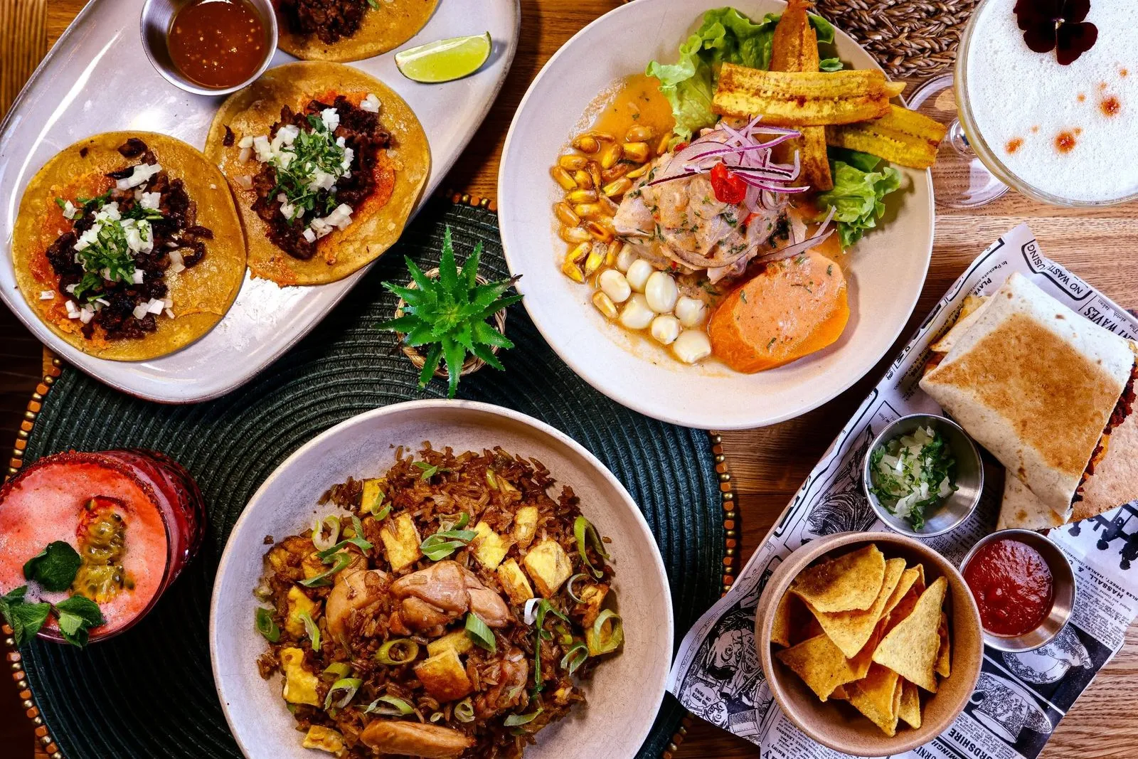 Table garnie de tacos, ceviche et cocktails à La Latina