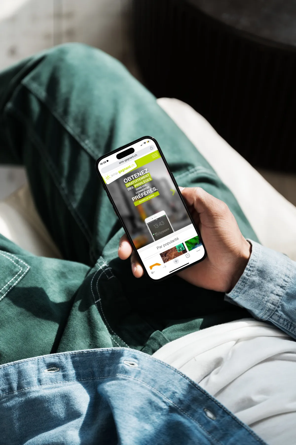 Un smartphone affiche la plateforme SMS-gagnant.ch