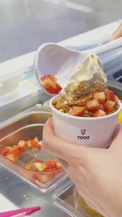 Une coupe de yogourt glacé garnie de fraises