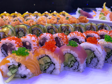 Plateau de makis colorés