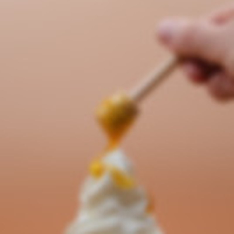 Filet de miel sur un yogourt glacé Yogo