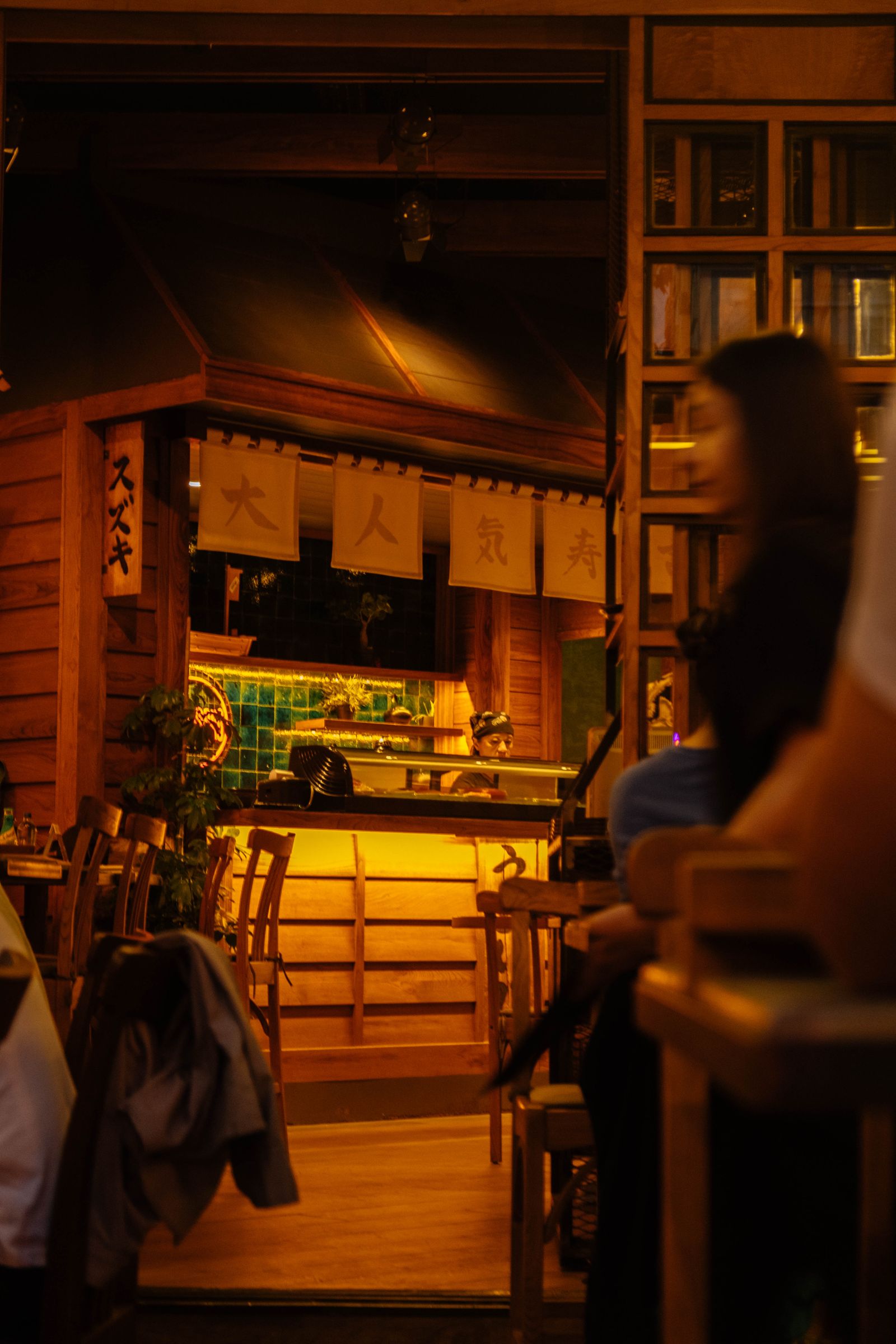 Ambiance chaleureuse de l’arcade japonaise
