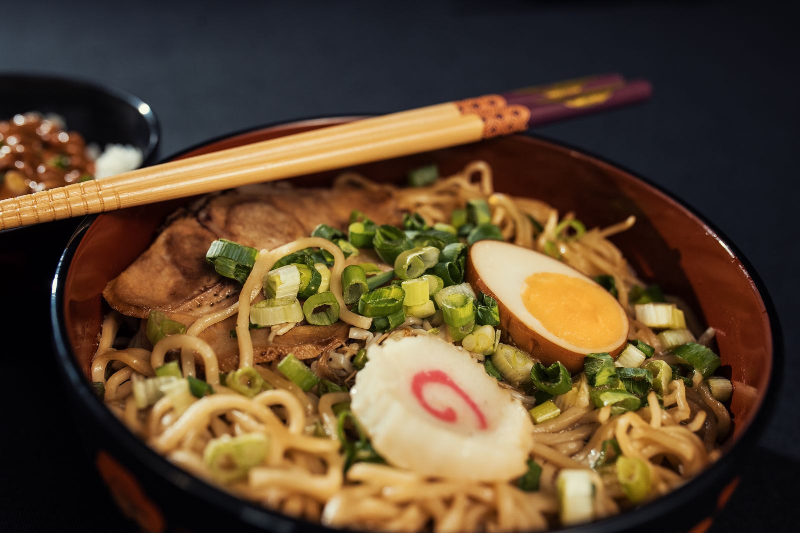 Ramen shoyu au chashu, oeuf mollet et cébette