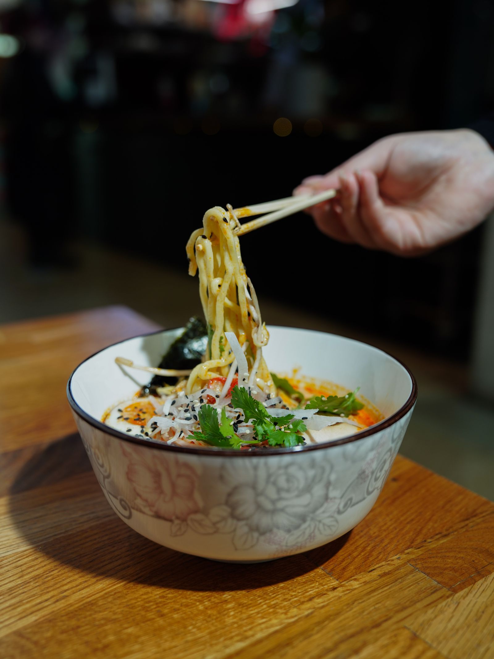 Nouilles de ramen soulevées aux baguettes