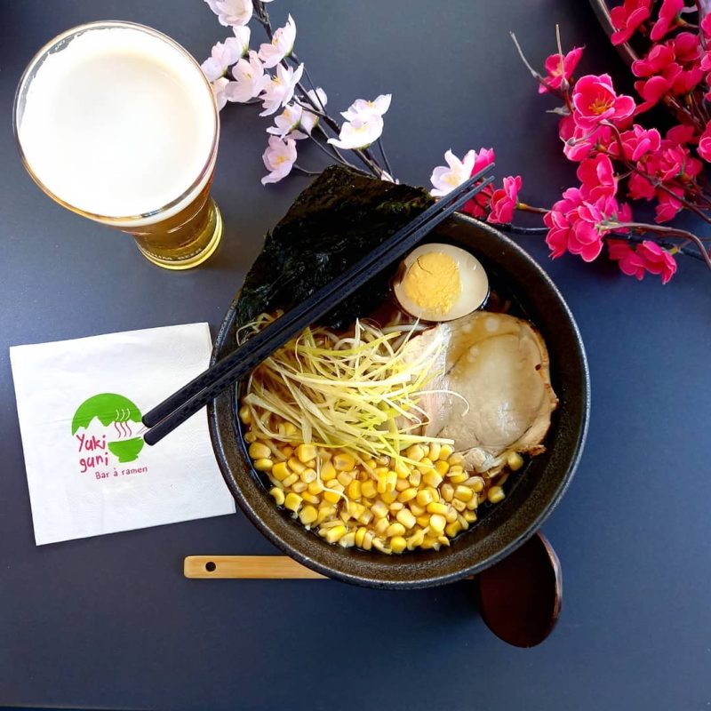 Bol de ramen Yukiguni garni de chashu, oeuf mollet et légumes